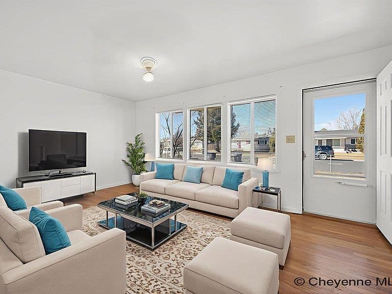 221 Desmet Dr photo 2