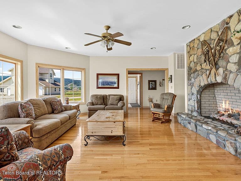 1287 Duffin Cir photo 3