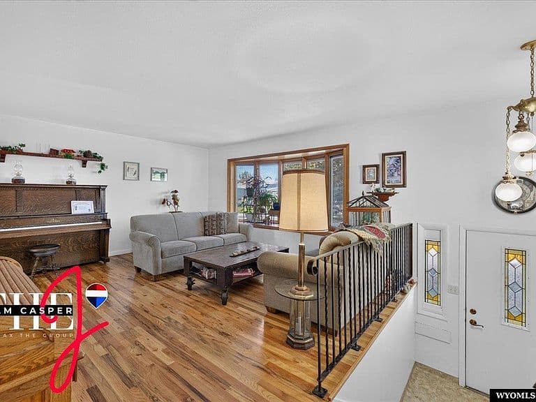 1301 Manor Dr photo 4