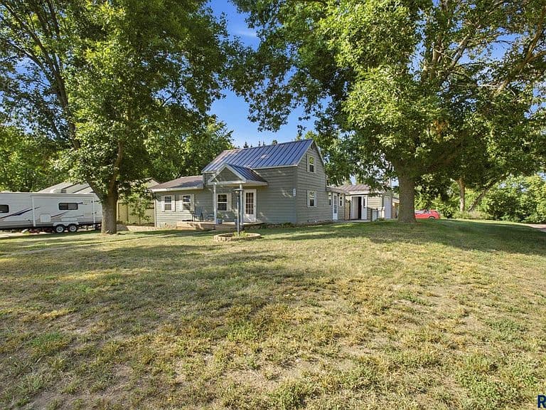240 Oak Ave photo 2