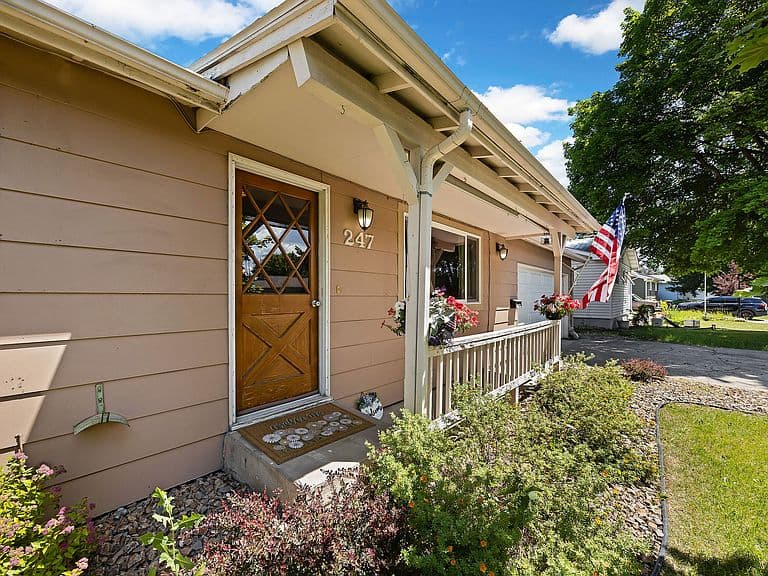 247 Rosewood Dr photo 2