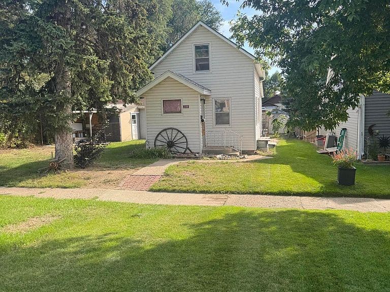 208 10th Ave NW photo 1