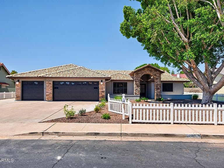 2240 N GAYLORD -- photo 1