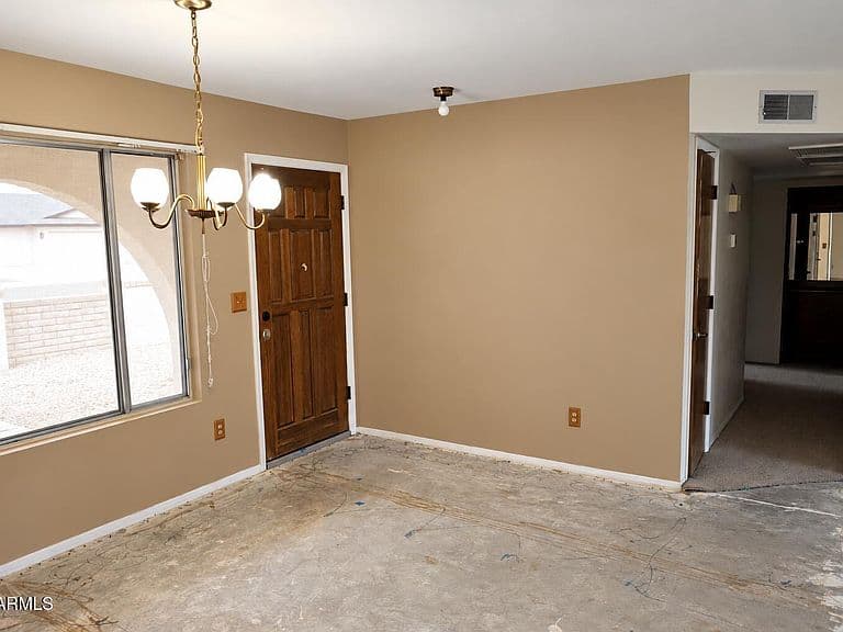 6517 E KELTON Lane photo 2