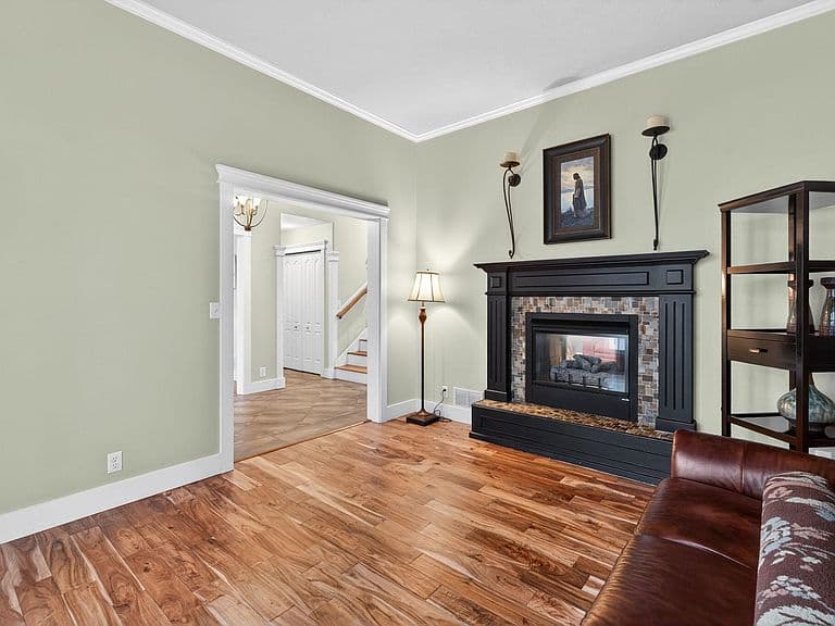 2999 William St photo 5