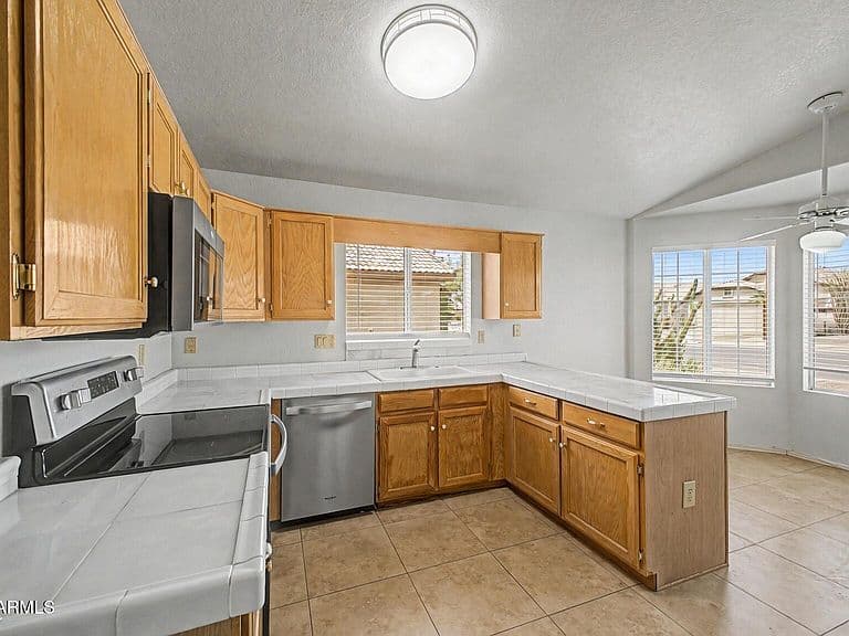 10523 W MOHAWK Lane photo 2