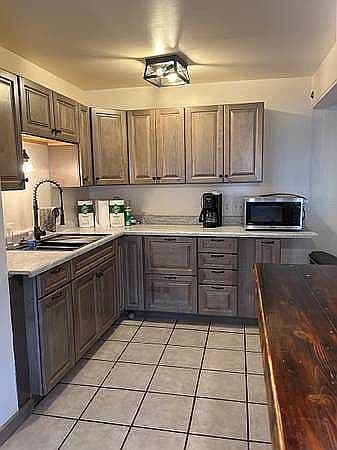 729 Holmes St photo 2