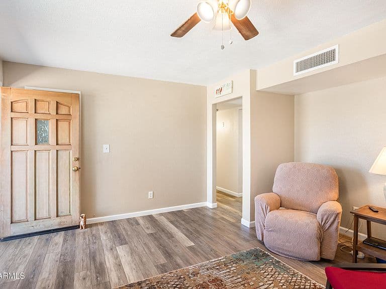 150 E OAK Street photo 5