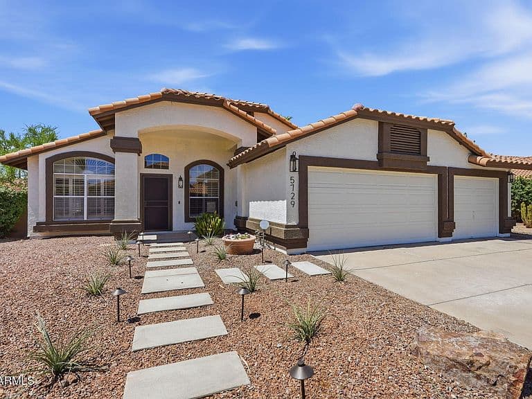 5729 E GELDING Drive photo 2
