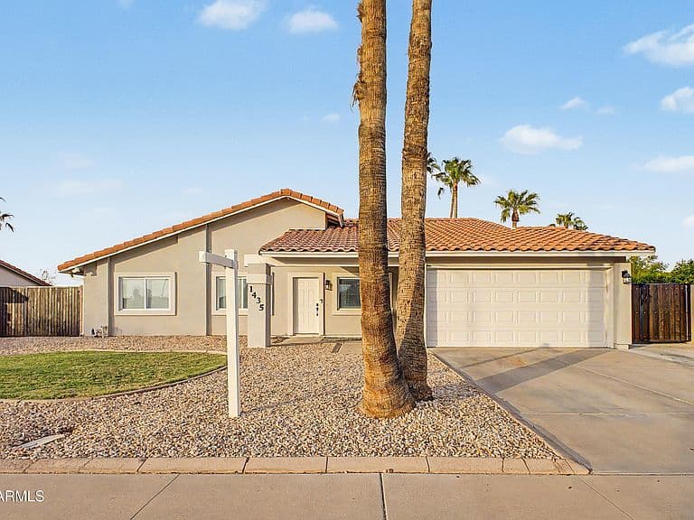 1435 N TAMARISK Drive photo 2
