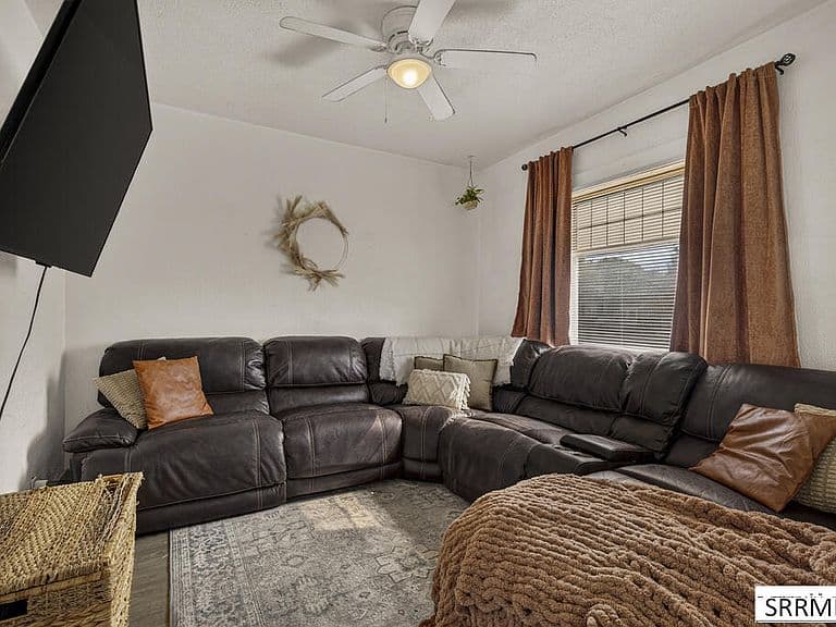 405 1st W photo 4