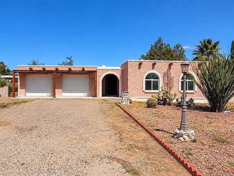 1017 E JUSTIN Street photo 1