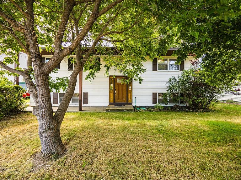 674 Betty St photo 2
