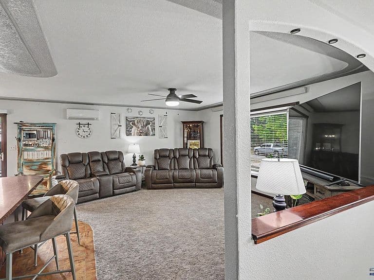 4736 Howie Dr photo 3