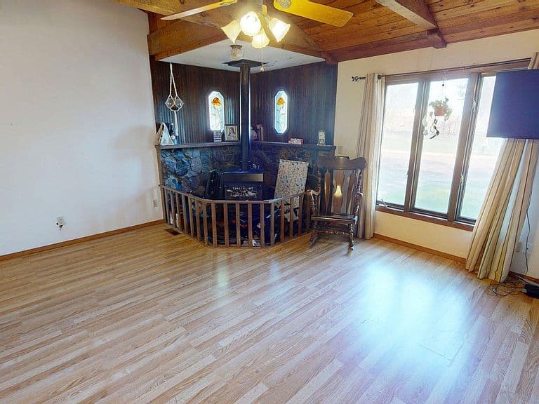 421 W Charish St photo 4