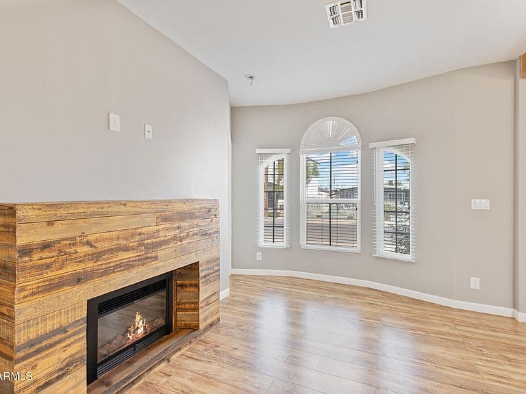 1225 E DIAMOND Street photo 2