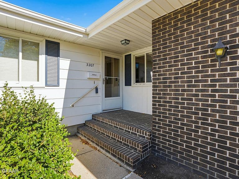 3207 Cherry Lynn Dr photo 2