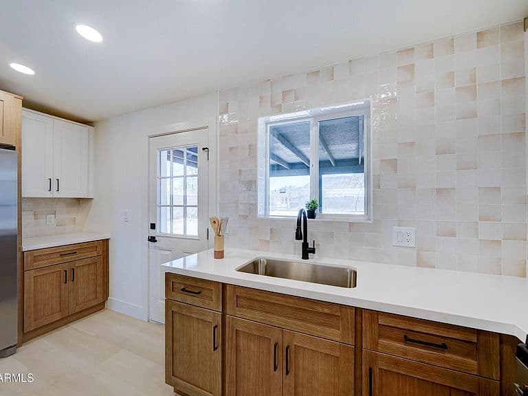 1306 W BROWN Street photo 5