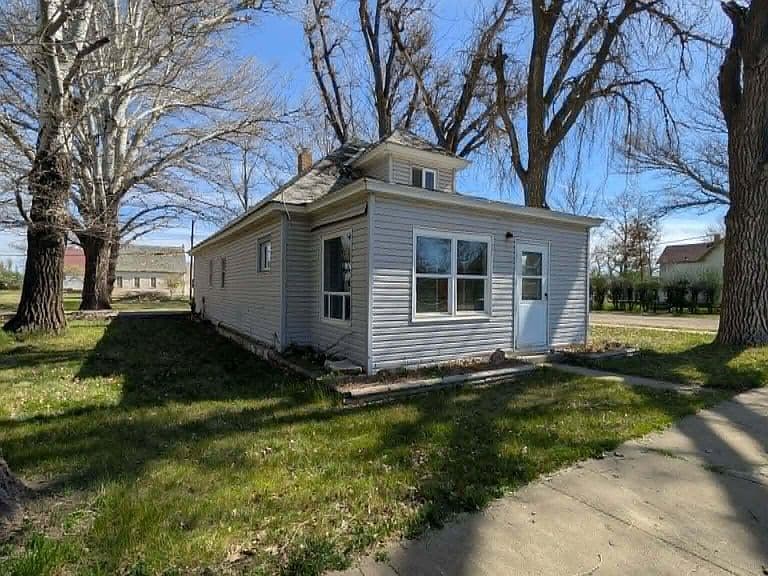 203 Nolan Ave W photo 4