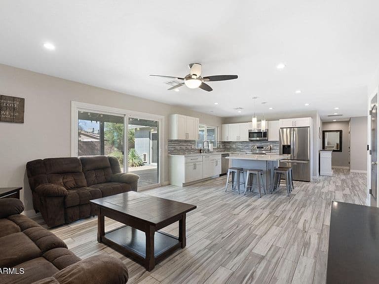 2418 W CALAVAR Road photo 3