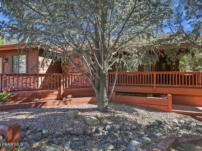 245 Crestwood E photo 2