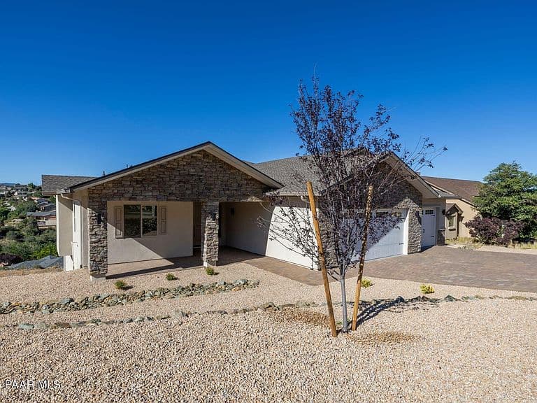 561 S Lakeview Dr photo 2
