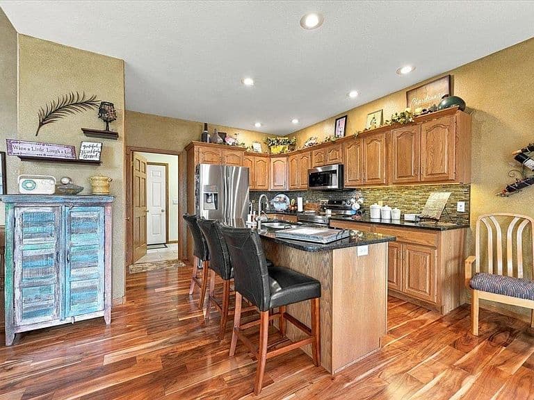 1000 Alta Vista Dr photo 3