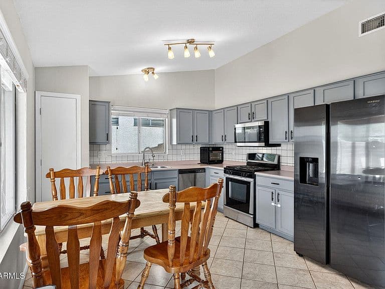 512 E MONTEREY Street photo 3