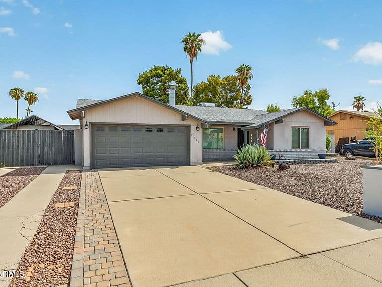 2032 W Meadow Drive photo 1