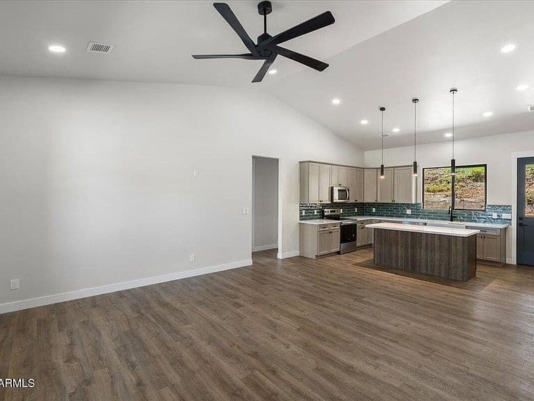 9977 E ARROWHEAD Drive photo 3