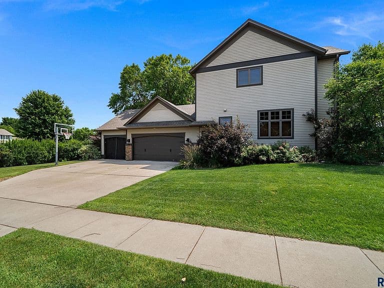 1600 S Parkview Blvd photo 3