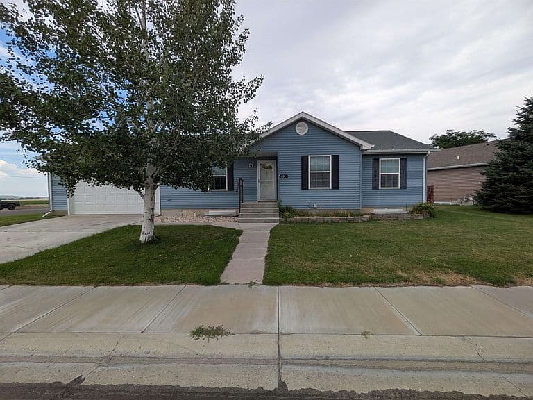 691 Oakwood Dr photo 1
