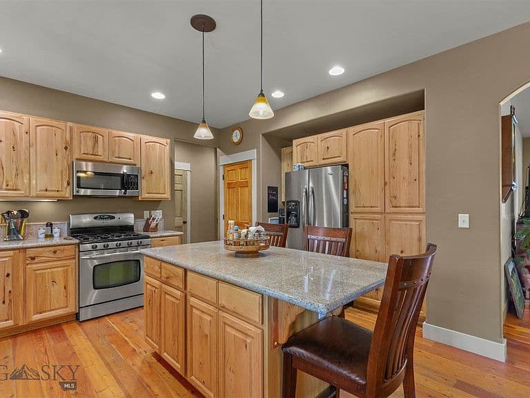 74 Laura Ct photo 2