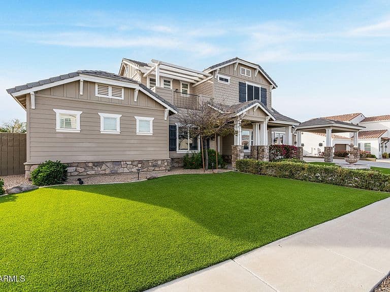 2822 E CONSTANCE Way photo 4