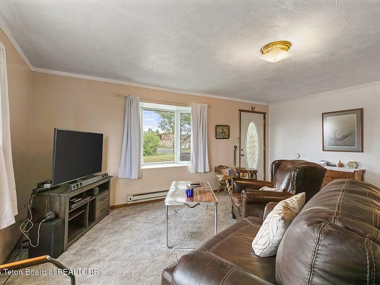 241 Smith Ave photo 4