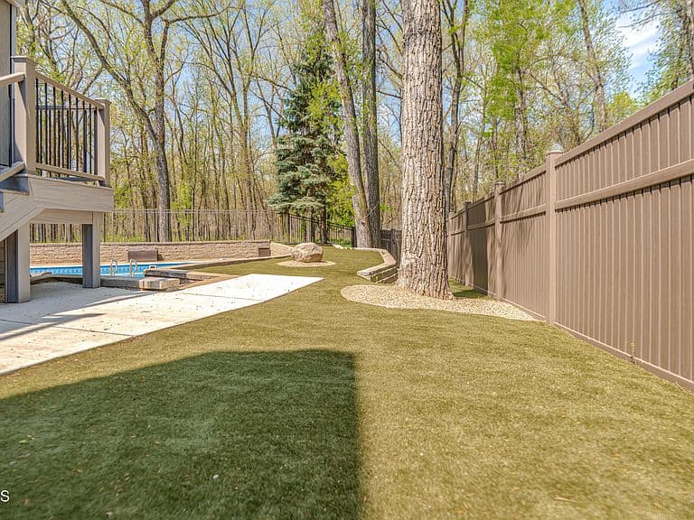 772 Munich Dr photo 4