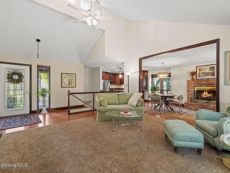 3529 E Mountain View Dr photo 4