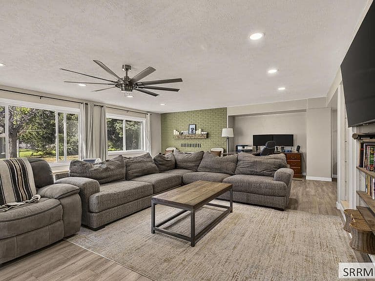 485 Gardner Dr photo 4