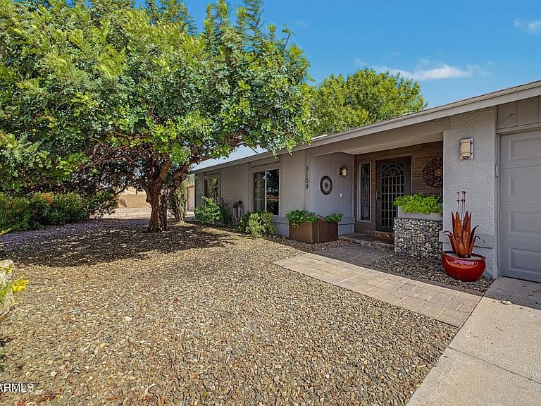 2109 N TAMARISK Street photo 2