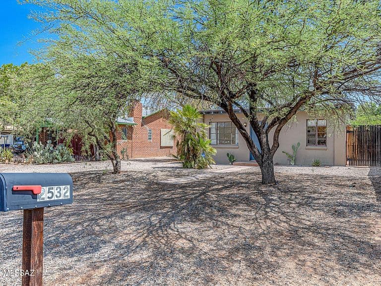2532 N Fair Oaks Ave photo 3