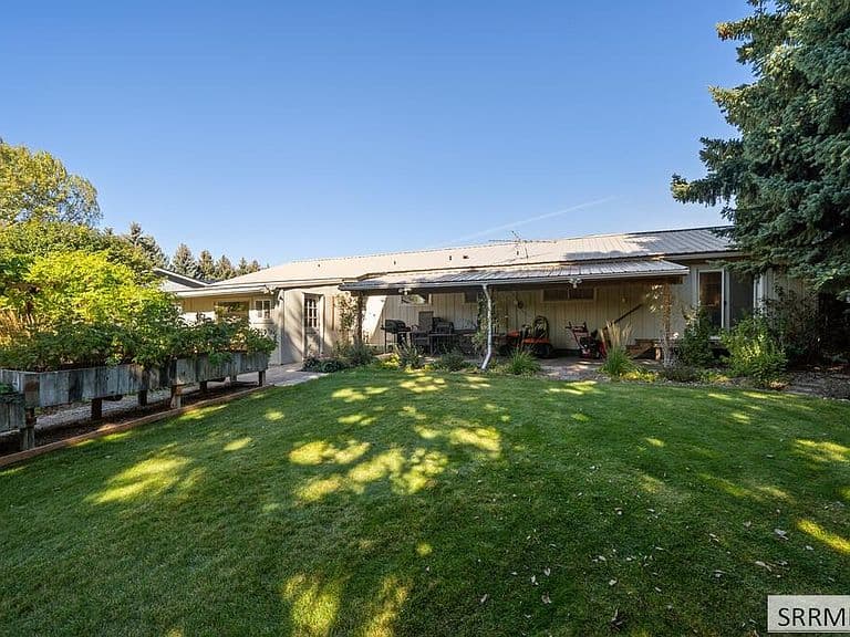 733 Hansen Ave photo 2