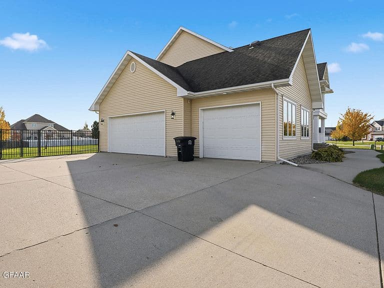 684 Vineyard Dr photo 3