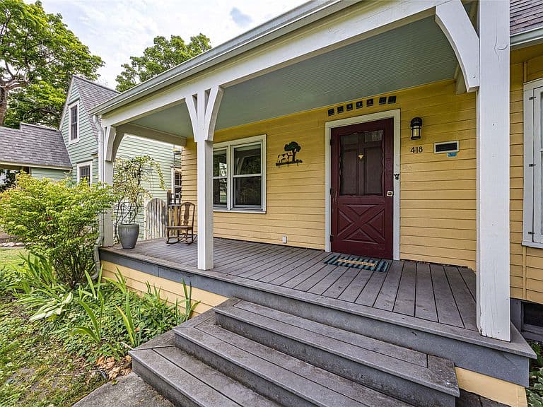 418 Woodford St photo 5