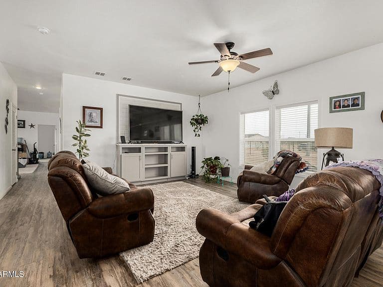 37507 W Pierce St photo 4