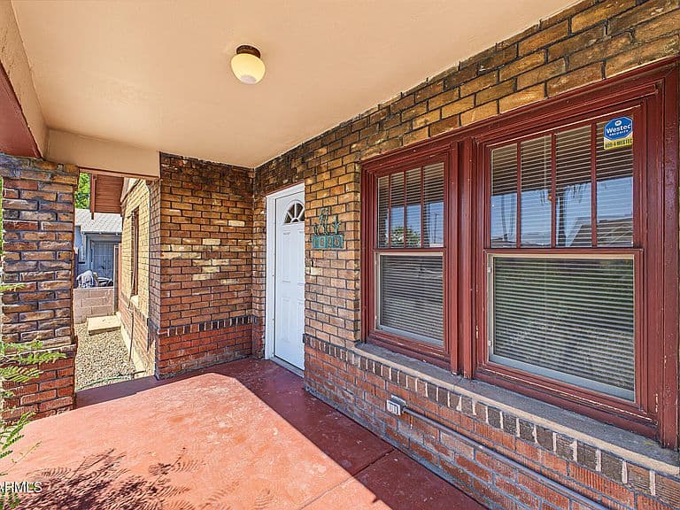 1626 W TAYLOR Street photo 3