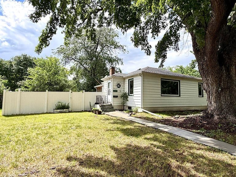 1229 Beach Ave SE photo 2