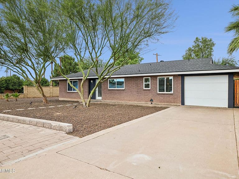 4002 E DEVONSHIRE Avenue photo 3