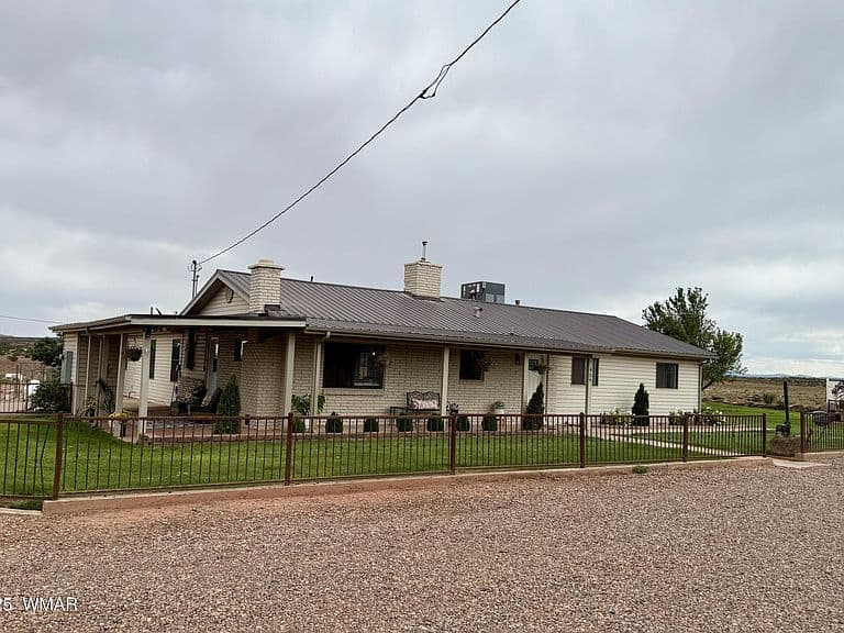 929 E Willow Ln photo 1
