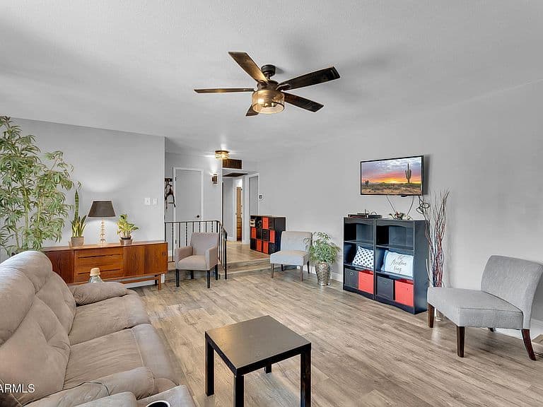 122 E HERMOSA Drive photo 4