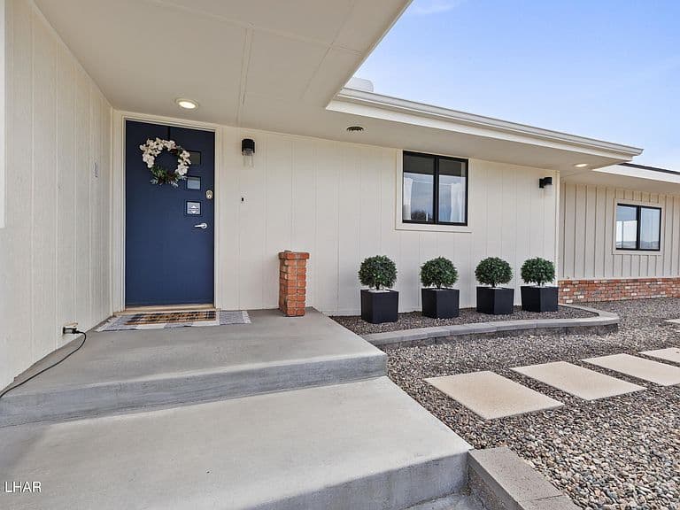 2060 Cabana Dr photo 4